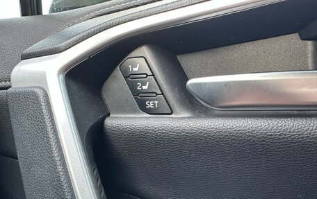 Toyota RAV4, 2019 год, 3 550 000 рублей, 12 фотография