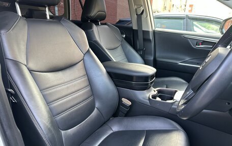 Toyota RAV4, 2019 год, 3 550 000 рублей, 8 фотография