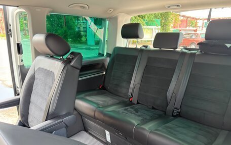 Volkswagen Multivan T6 рестайлинг, 2018 год, 3 750 000 рублей, 7 фотография