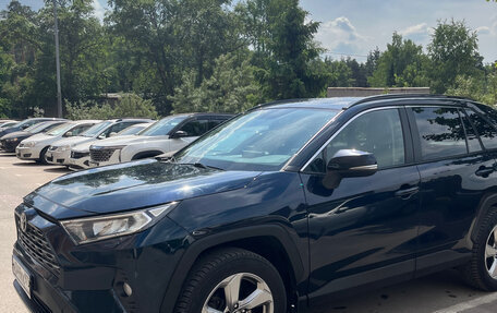Toyota RAV4, 2020 год, 3 300 000 рублей, 10 фотография