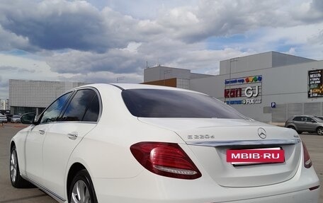 Mercedes-Benz E-Класс, 2020 год, 3 750 000 рублей, 4 фотография