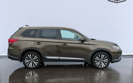 Mitsubishi Outlander III рестайлинг 3, 2019 год, 2 100 000 рублей, 4 фотография