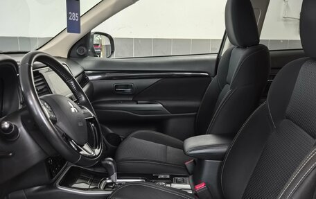 Mitsubishi Outlander III рестайлинг 3, 2019 год, 2 100 000 рублей, 9 фотография