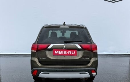 Mitsubishi Outlander III рестайлинг 3, 2019 год, 2 100 000 рублей, 6 фотография