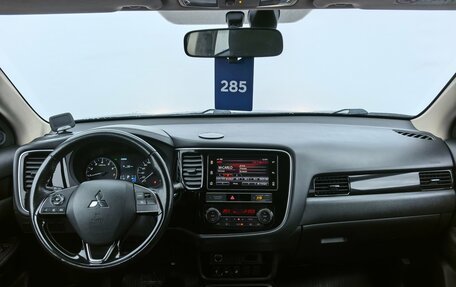 Mitsubishi Outlander III рестайлинг 3, 2019 год, 2 100 000 рублей, 10 фотография
