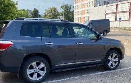 Toyota Highlander III, 2011 год, 1 700 000 рублей, 1 фотография