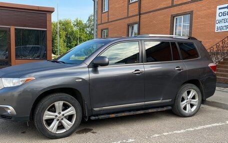 Toyota Highlander III, 2011 год, 1 700 000 рублей, 2 фотография