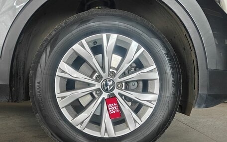 Volkswagen Tiguan II, 2021 год, 2 400 000 рублей, 19 фотография