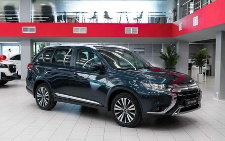 Mitsubishi Outlander III рестайлинг 3, 2019 год, 1 890 000 рублей, 3 фотография