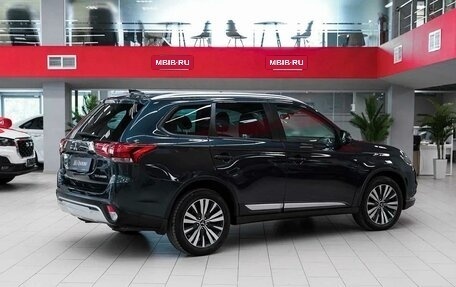 Mitsubishi Outlander III рестайлинг 3, 2019 год, 1 890 000 рублей, 2 фотография