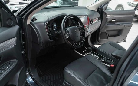 Mitsubishi Outlander III рестайлинг 3, 2019 год, 1 890 000 рублей, 13 фотография