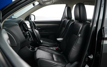 Mitsubishi Outlander III рестайлинг 3, 2014 год, 1 675 050 рублей, 10 фотография