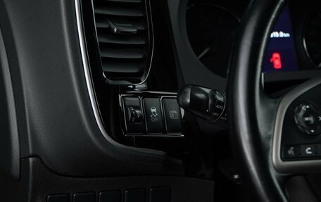 Mitsubishi Outlander III рестайлинг 3, 2014 год, 1 675 050 рублей, 17 фотография