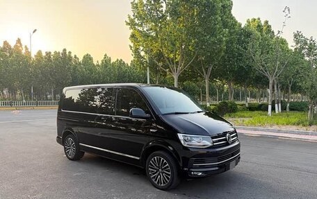 Volkswagen Multivan T6 рестайлинг, 2019 год, 7 060 000 рублей, 5 фотография