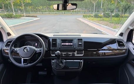 Volkswagen Multivan T6 рестайлинг, 2019 год, 7 060 000 рублей, 6 фотография