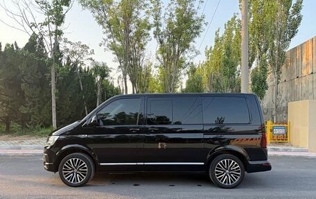 Volkswagen Multivan T6 рестайлинг, 2019 год, 7 060 000 рублей, 2 фотография