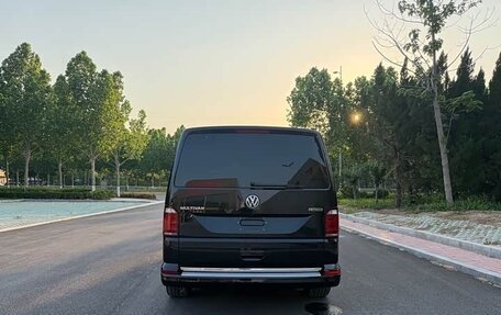Volkswagen Multivan T6 рестайлинг, 2019 год, 7 060 000 рублей, 4 фотография
