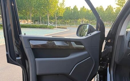 Volkswagen Multivan T6 рестайлинг, 2019 год, 7 060 000 рублей, 10 фотография