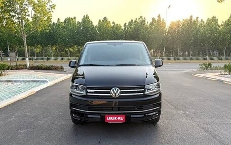 Volkswagen Multivan T6 рестайлинг, 2019 год, 7 060 000 рублей, 3 фотография