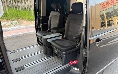 Volkswagen Multivan T6 рестайлинг, 2019 год, 7 060 000 рублей, 24 фотография
