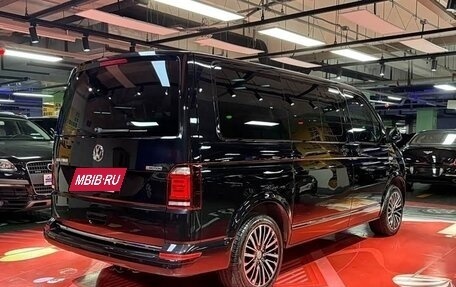 Volkswagen Multivan T6 рестайлинг, 2019 год, 6 322 000 рублей, 5 фотография