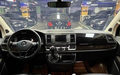 Volkswagen Multivan T6 рестайлинг, 2019 год, 6 322 000 рублей, 26 фотография