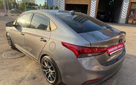 Hyundai Solaris II рестайлинг, 2017 год, 1 000 000 рублей, 3 фотография