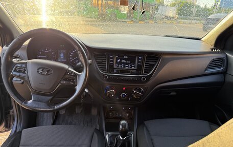 Hyundai Solaris II рестайлинг, 2017 год, 1 000 000 рублей, 18 фотография