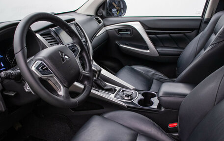 Mitsubishi Pajero Sport III рестайлинг, 2018 год, 3 095 000 рублей, 11 фотография