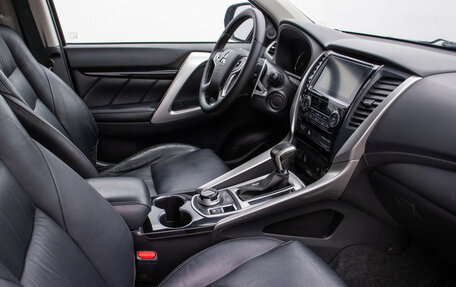 Mitsubishi Pajero Sport III рестайлинг, 2018 год, 3 095 000 рублей, 10 фотография