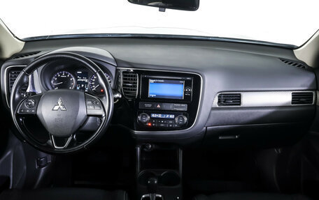 Mitsubishi Outlander III рестайлинг 3, 2015 год, 1 658 000 рублей, 13 фотография