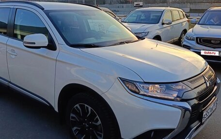 Mitsubishi Outlander III рестайлинг 3, 2022 год, 2 700 000 рублей, 3 фотография