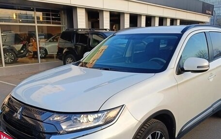 Mitsubishi Outlander III рестайлинг 3, 2022 год, 2 700 000 рублей, 4 фотография