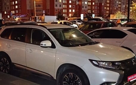 Mitsubishi Outlander III рестайлинг 3, 2022 год, 2 700 000 рублей, 2 фотография