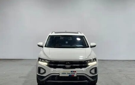 Volkswagen T-Roc I, 2023 год, 1 755 000 рублей, 2 фотография