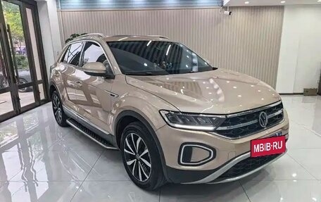 Volkswagen T-Roc I, 2023 год, 2 075 000 рублей, 3 фотография