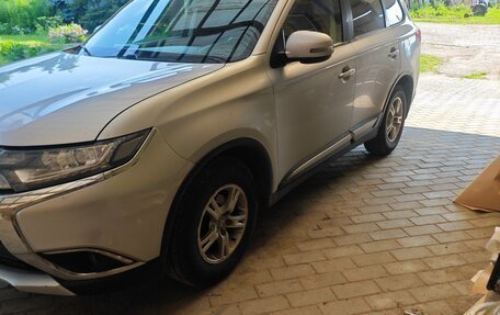 Mitsubishi Outlander III рестайлинг 3, 2018 год, 1 600 000 рублей, 2 фотография