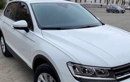 Volkswagen Tiguan II, 2020 год, 2 420 000 рублей, 2 фотография