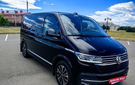Volkswagen Multivan T6 рестайлинг, 2022 год, 6 800 000 рублей, 2 фотография