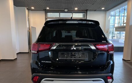 Mitsubishi Outlander III рестайлинг 3, 2021 год, 2 840 000 рублей, 4 фотография
