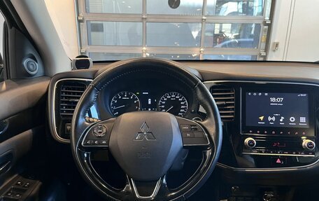 Mitsubishi Outlander III рестайлинг 3, 2021 год, 2 840 000 рублей, 10 фотография