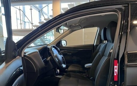 Mitsubishi Outlander III рестайлинг 3, 2021 год, 2 840 000 рублей, 14 фотография