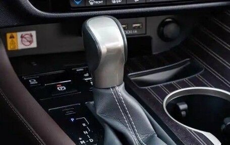 Lexus RX IV рестайлинг, 2022 год, 5 650 000 рублей, 10 фотография
