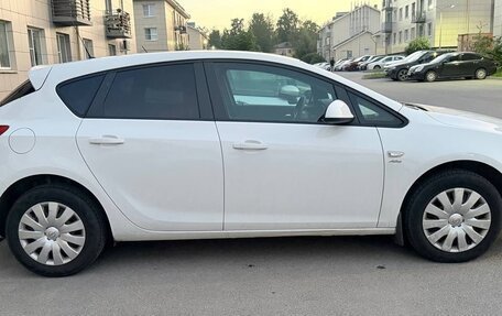 Opel Astra J, 2013 год, 650 000 рублей, 2 фотография