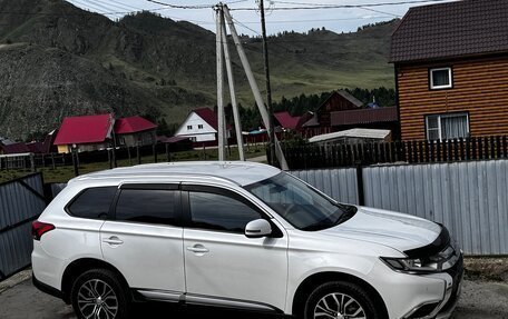 Mitsubishi Outlander III рестайлинг 3, 2016 год, 2 050 000 рублей, 2 фотография