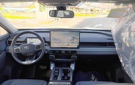 Toyota RAV4, 2025 год, 3 700 000 рублей, 7 фотография