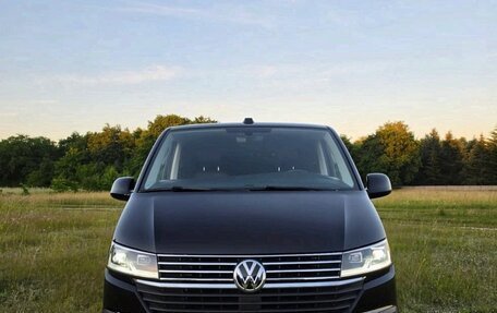 Volkswagen Multivan T6 рестайлинг, 2023 год, 4 800 000 рублей, 2 фотография