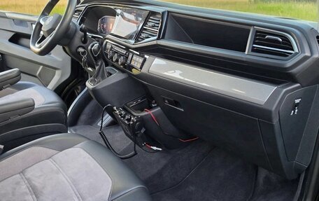 Volkswagen Multivan T6 рестайлинг, 2023 год, 4 800 000 рублей, 18 фотография
