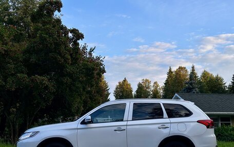 Mitsubishi Outlander III рестайлинг 3, 2021 год, 1 699 000 рублей, 2 фотография