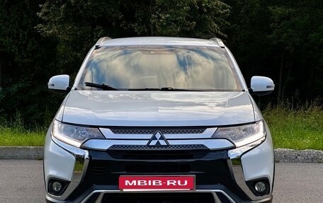 Mitsubishi Outlander III рестайлинг 3, 2021 год, 1 699 000 рублей, 4 фотография